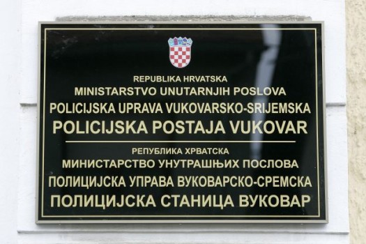 Vukovar, 02.09.2013 - Prosvjed Vukovaraca zbog postavljanje dvojezicnih ploca na zgrade drzavnih institucija
