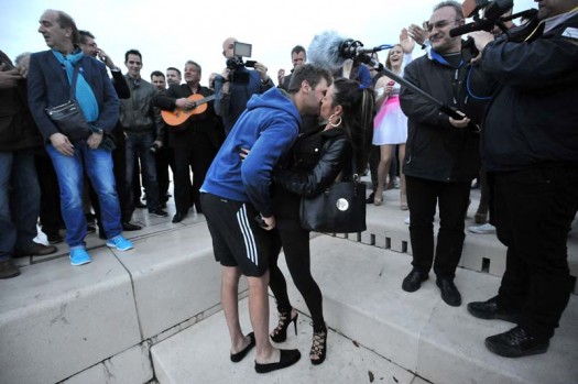 Zadar, 04.04.2014 - Mladic zaprosio djevojku na zadarskoj rivi pred brojnom publikom